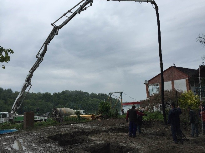 Dunai panorámás modern nyaraló építése a vízen, betonpumpa