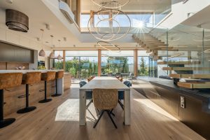 Tóparti minimál családi ház tervezése étkező nagy légtérrel