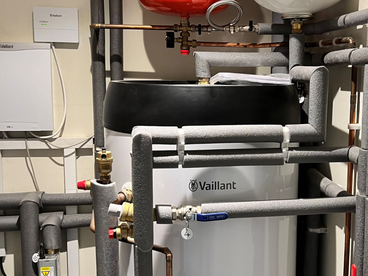 Beltéri Vaillant uniSTOR melegvíztároló csövekkel és szerelvényekkel egy propános aroTHERM plus rendszerben.