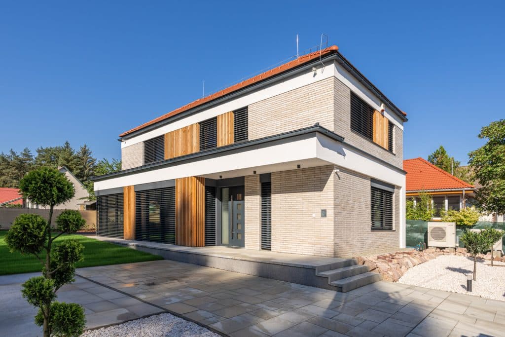 veresegyházi családi ház fotója téglaburkolattal