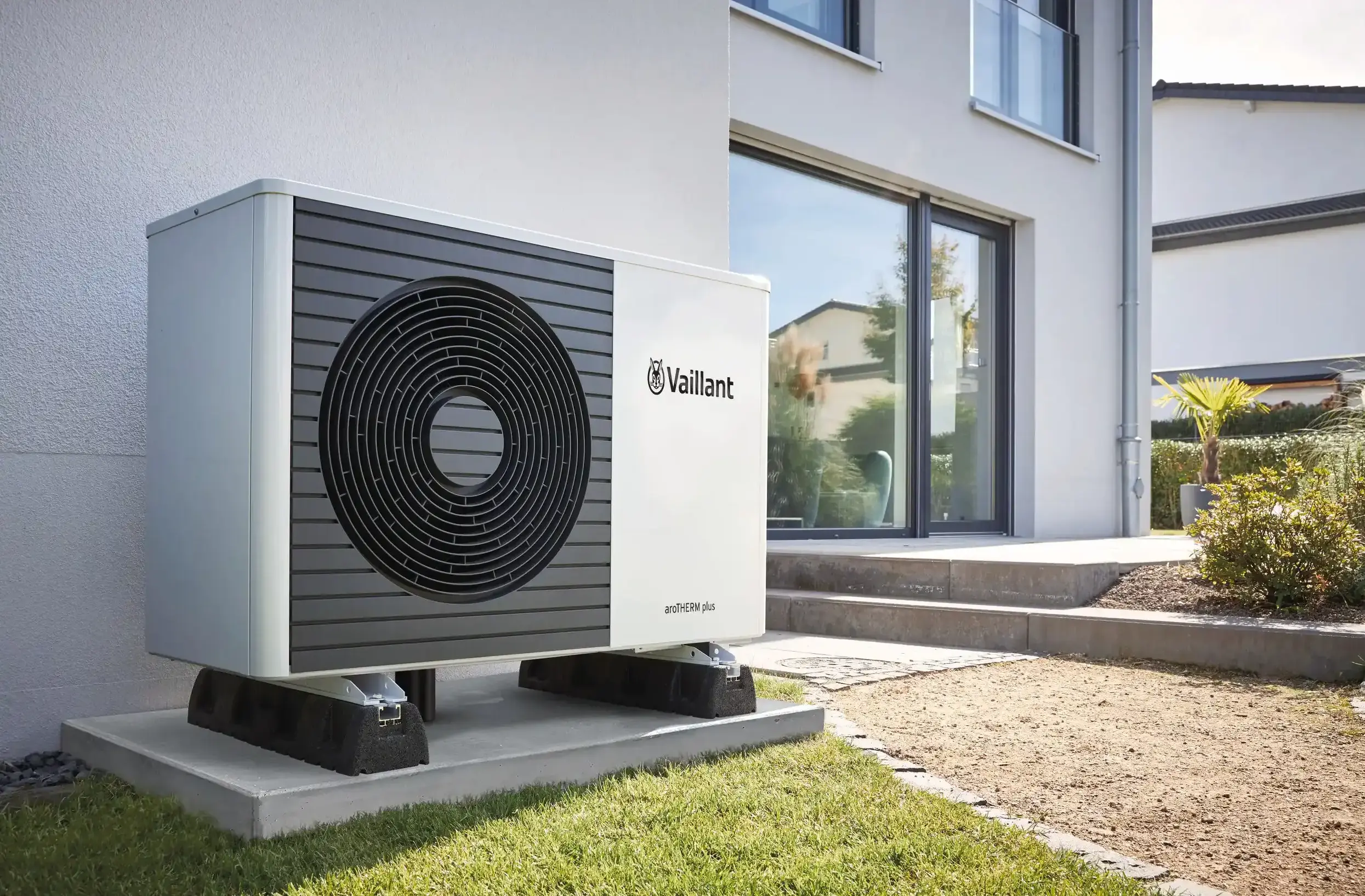 Propános Vaillant aroTHERM plus kültéri hőszivattyú egy családi ház mellett